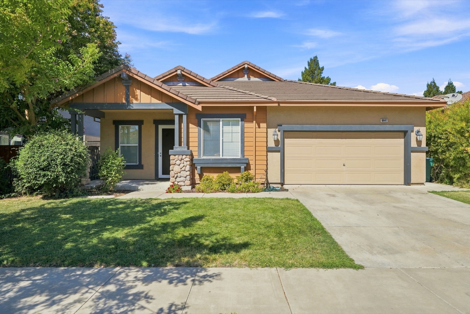 Front exterior of 10947 Cliffside Drive in Stockton